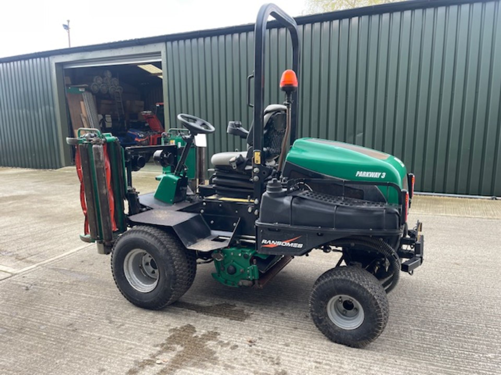 2017/2018 - RANSOMES PARKWAY 3 RIDE ON MOWER (2400 hours)