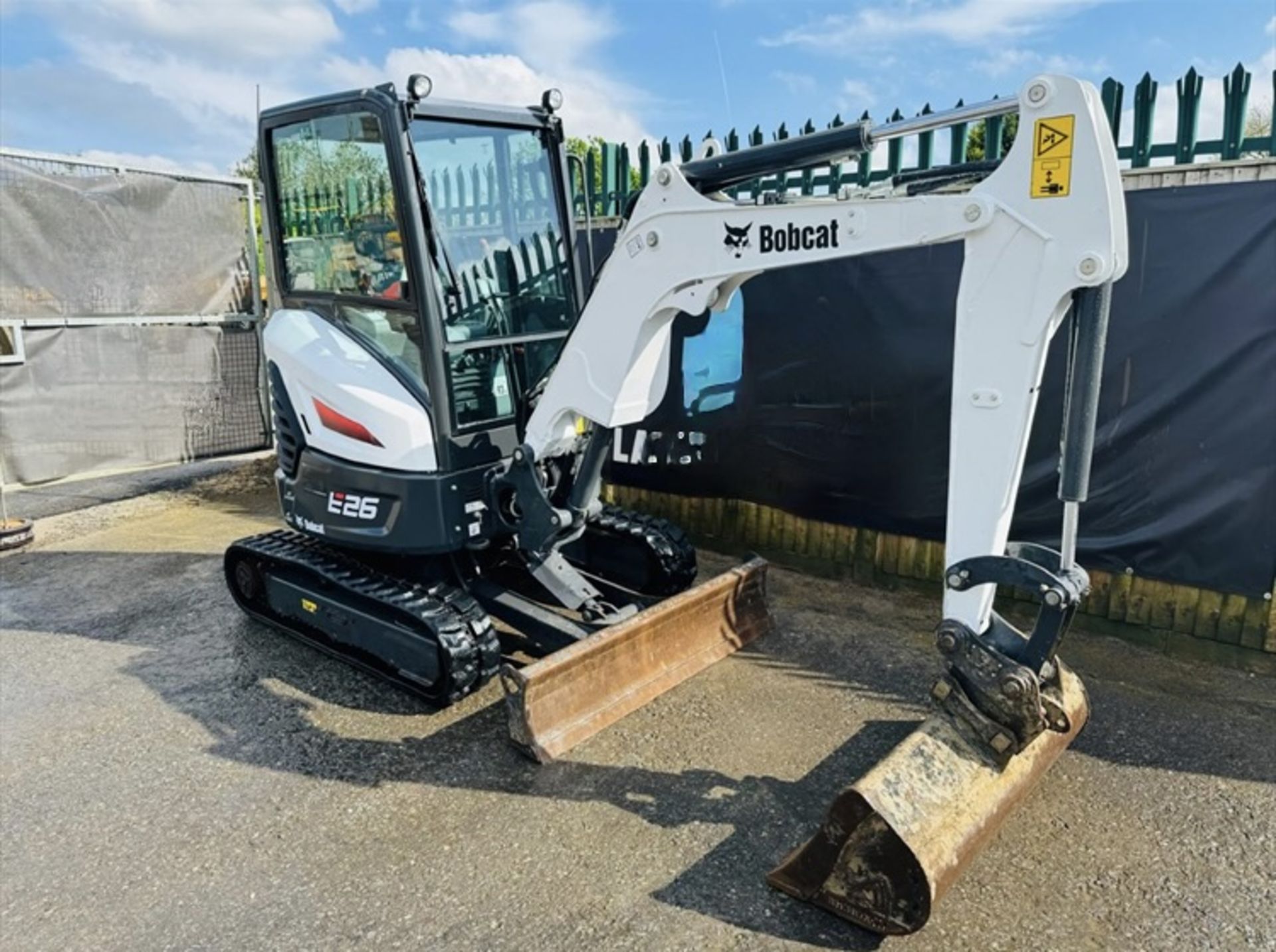 Year 2021 / Model 2022 - BOBCAT E26 EXCAVATOR (1010 hours) - Image 2 of 15