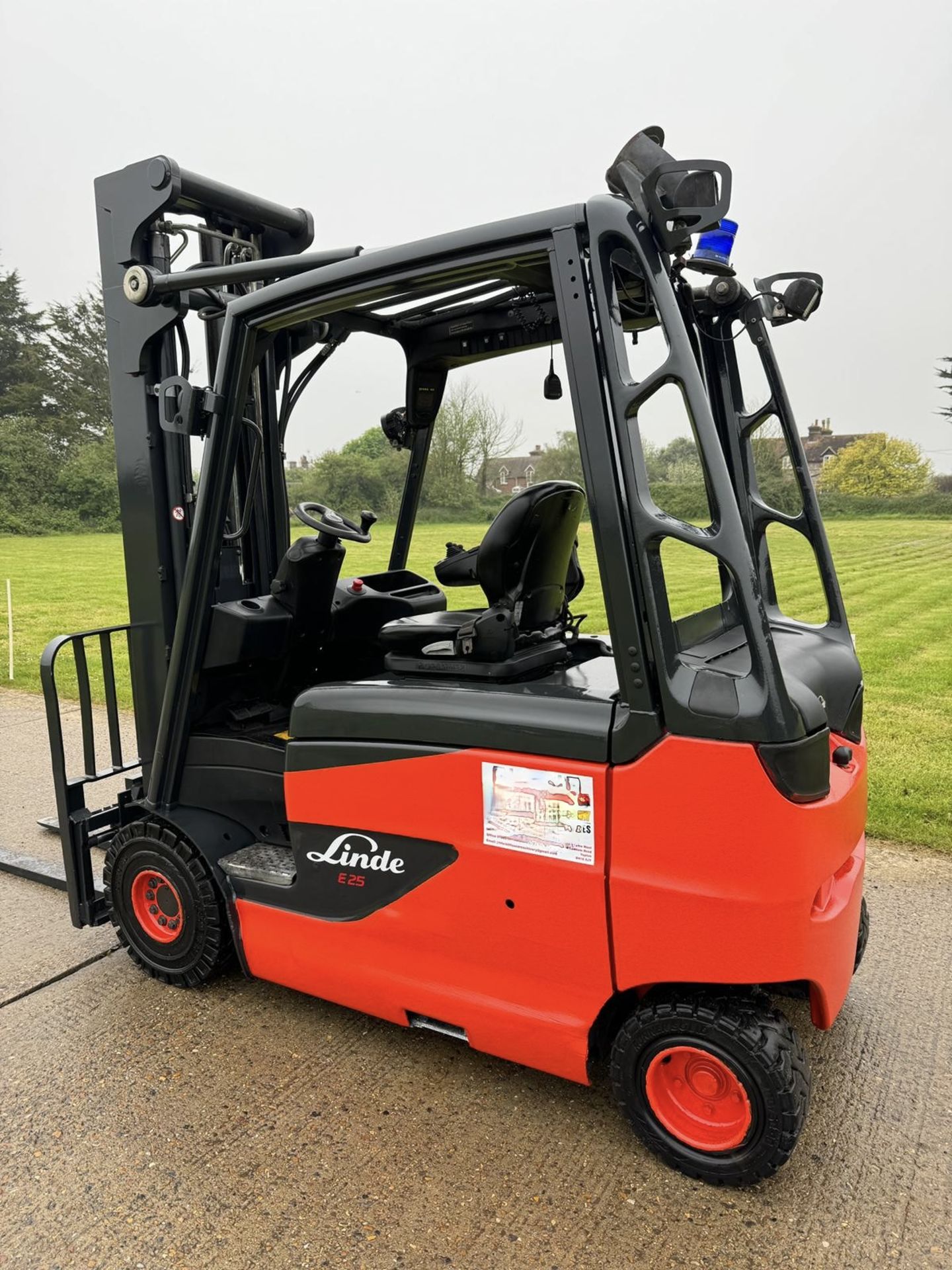 LINDE, 2.5 Tonne Electric Forklift Truck - 5.5 Triple 2.5 Tonne at 600 Load Center - Image 2 of 8