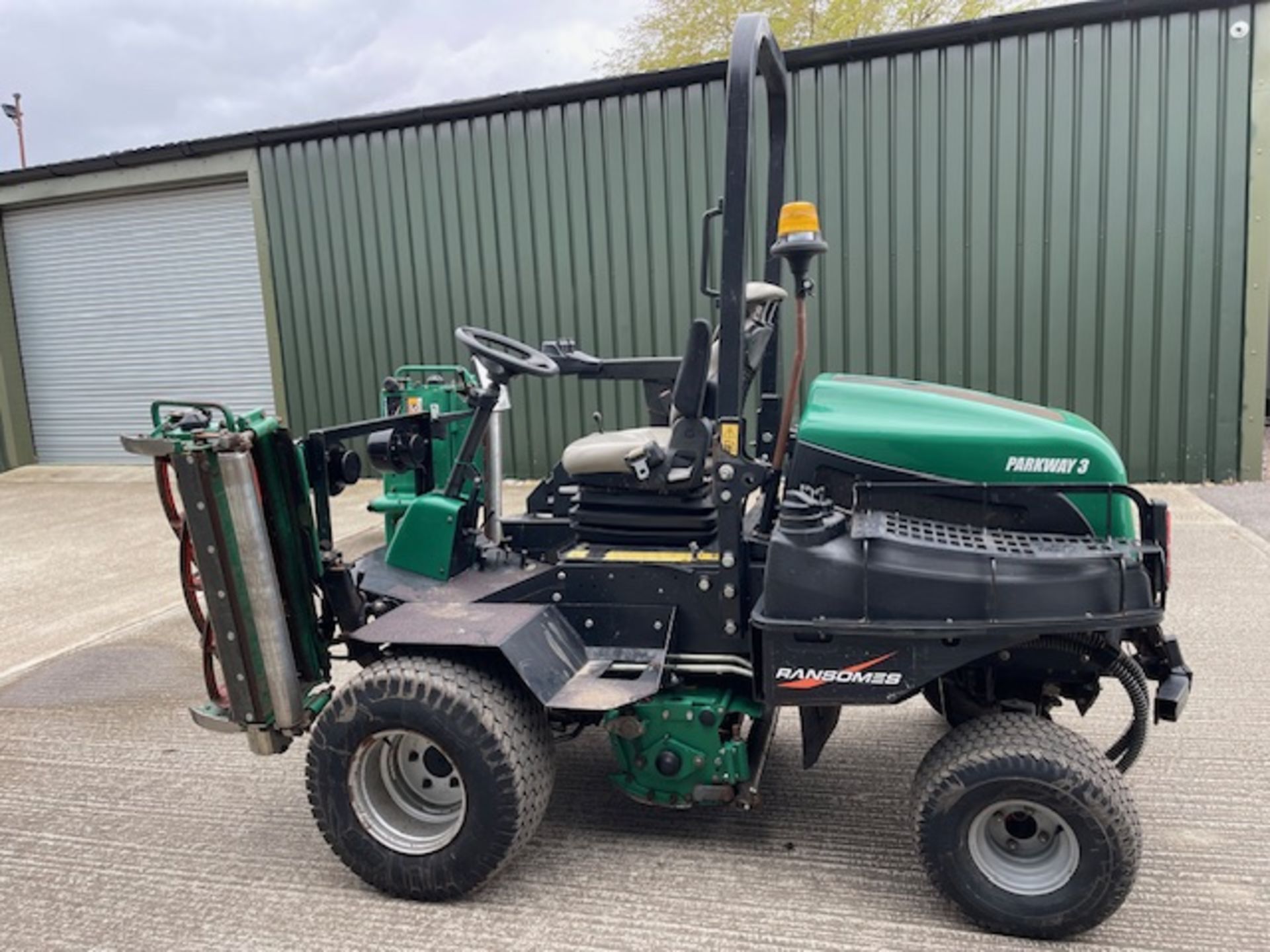 2017/2018 - RANSOMES PARKWAY 3 RIDE ON MOWER SERVICED - Image 10 of 12