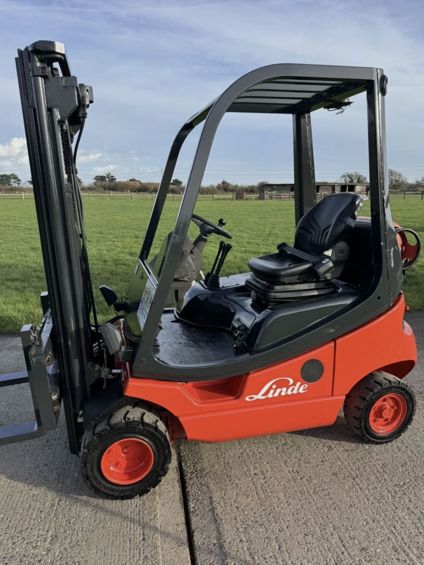 LINDE - H18 Gas Forklift (container spec - 8064 hours) - Image 4 of 5