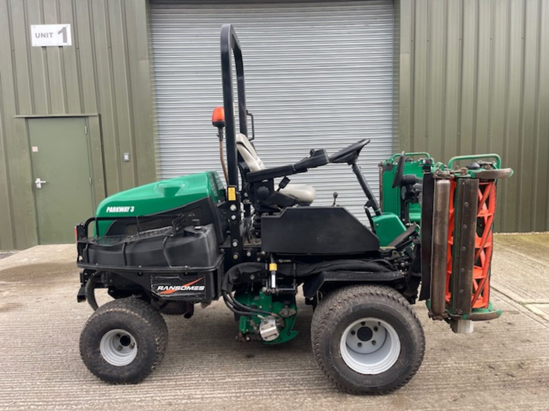 2017/2018 - RANSOMES PARKWAY 3 RIDE ON MOWER (2400 hours) - Image 4 of 13