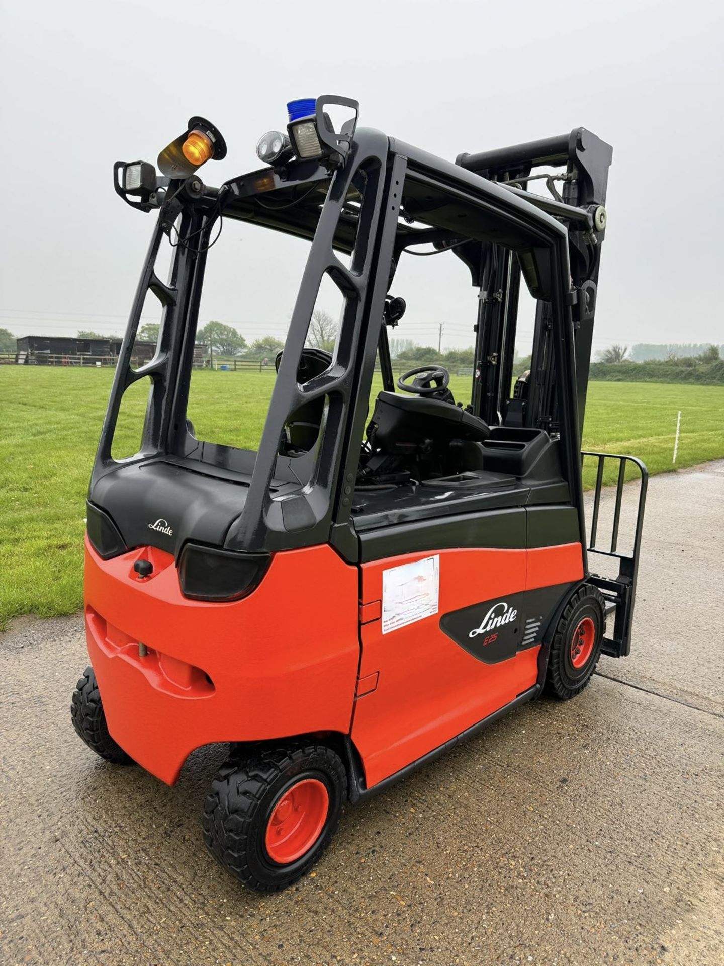 LINDE, 2.5 Tonne Electric Forklift Truck - 5.5 Triple 2.5 Tonne at 600 Load Center - Image 6 of 8