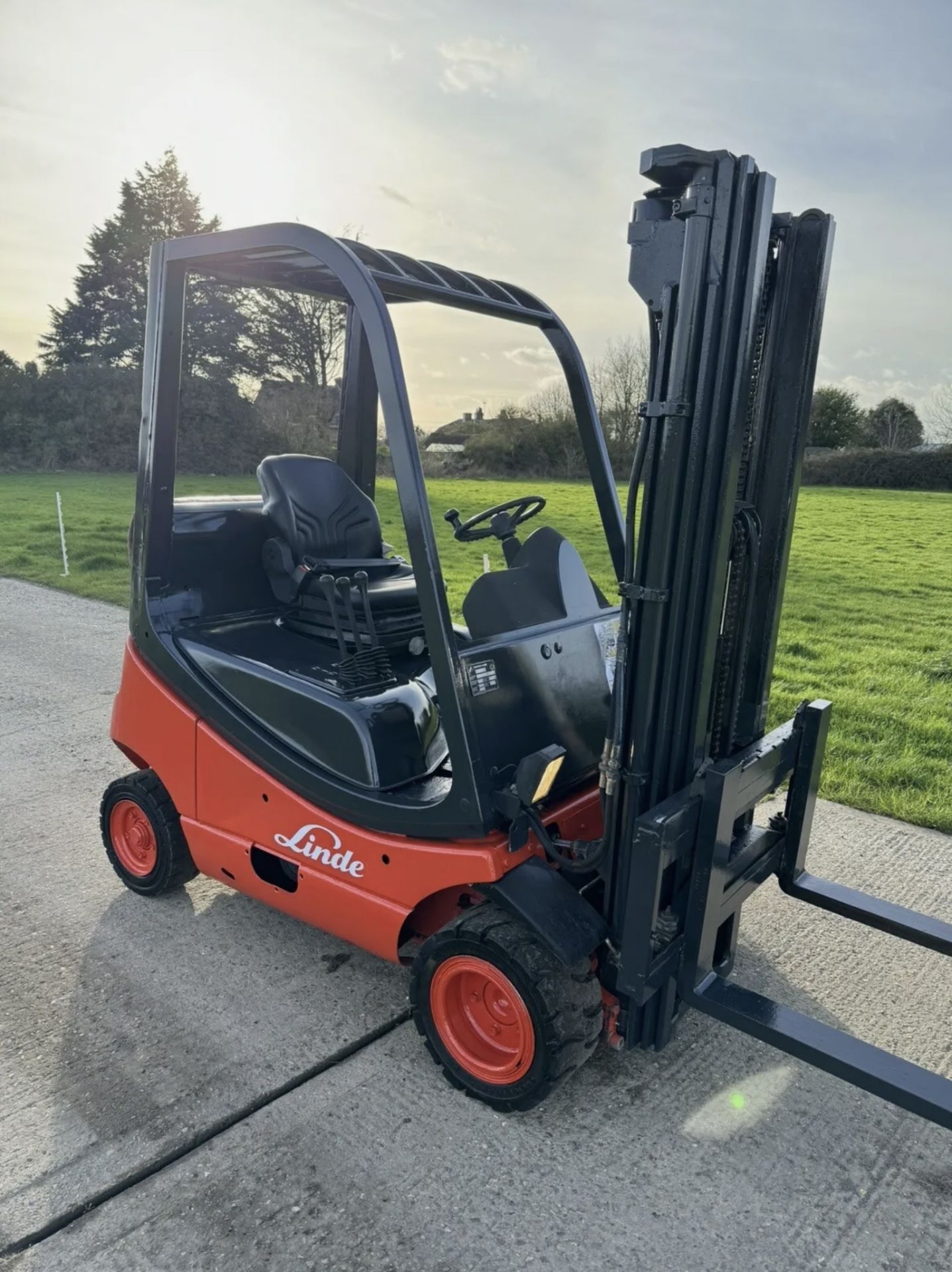 LINDE - H18 Gas Forklift (container spec - 8064 hours) - Image 3 of 5