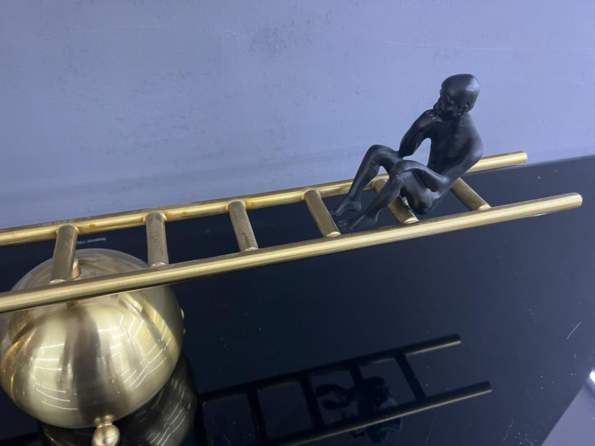 New Boxed Magnetic Modern Art Thinking Men On Gold Ladder Ornament - Bild 2 aus 3