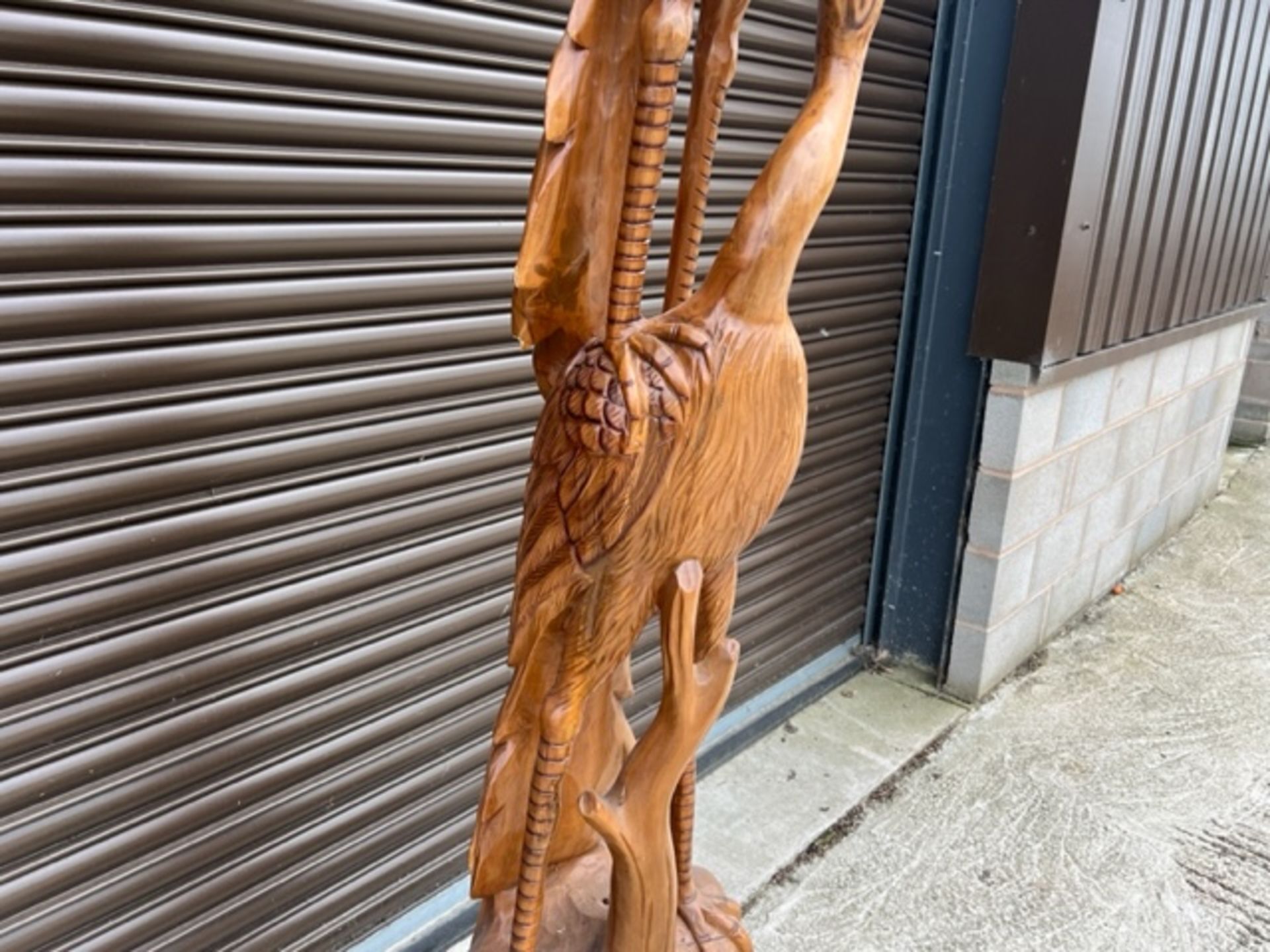 7Ft Tall Wooden Carving Depicting Birds Feeding - Image 5 of 5