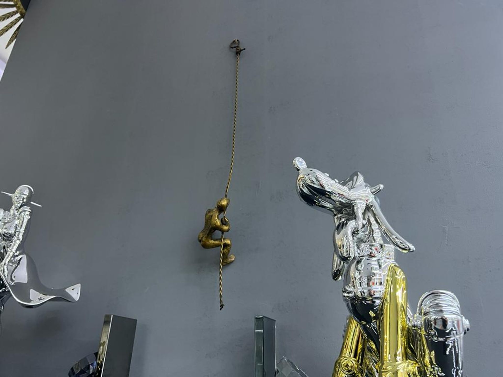 New Boxed Unique Modern Art Cast Iron Man Climbing On Rope Ornament - Gold - Bild 3 aus 3