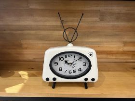 New Boxed Retro 'Family' Tv Clock