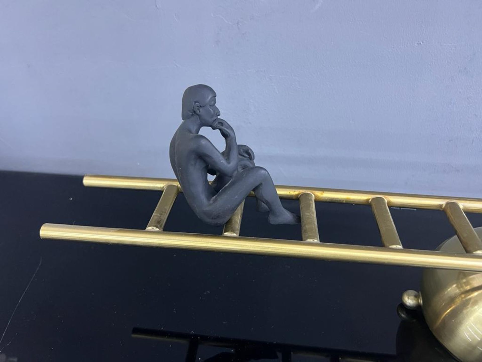 New Boxed Magnetic Modern Art Thinking Men On Gold Ladder Ornament - Bild 3 aus 3