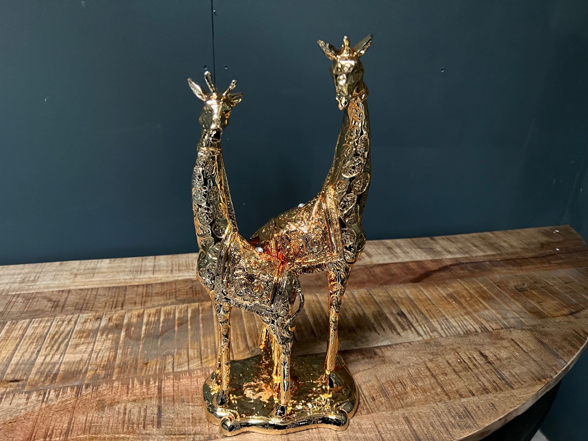 New Boxed Large Gold Mother And Baby Giraffe Statue - Image 4 of 5