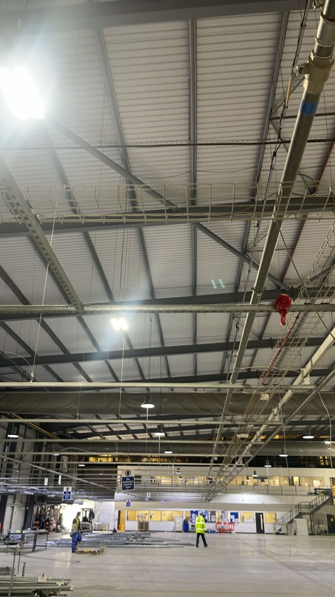 Entire Warehouse Ceiling Of Unistrut 41mm Slotted Channel Pieces - Bild 4 aus 10