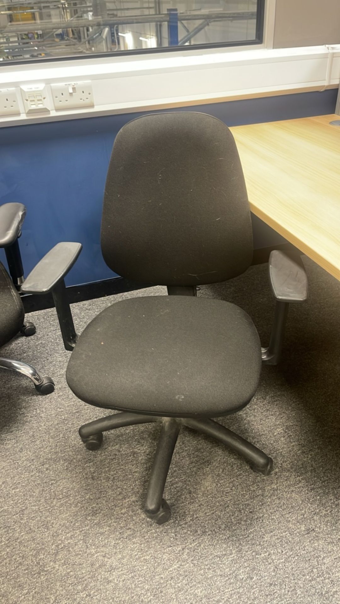 Black Fabric Office Chairs x3 - Image 4 of 4