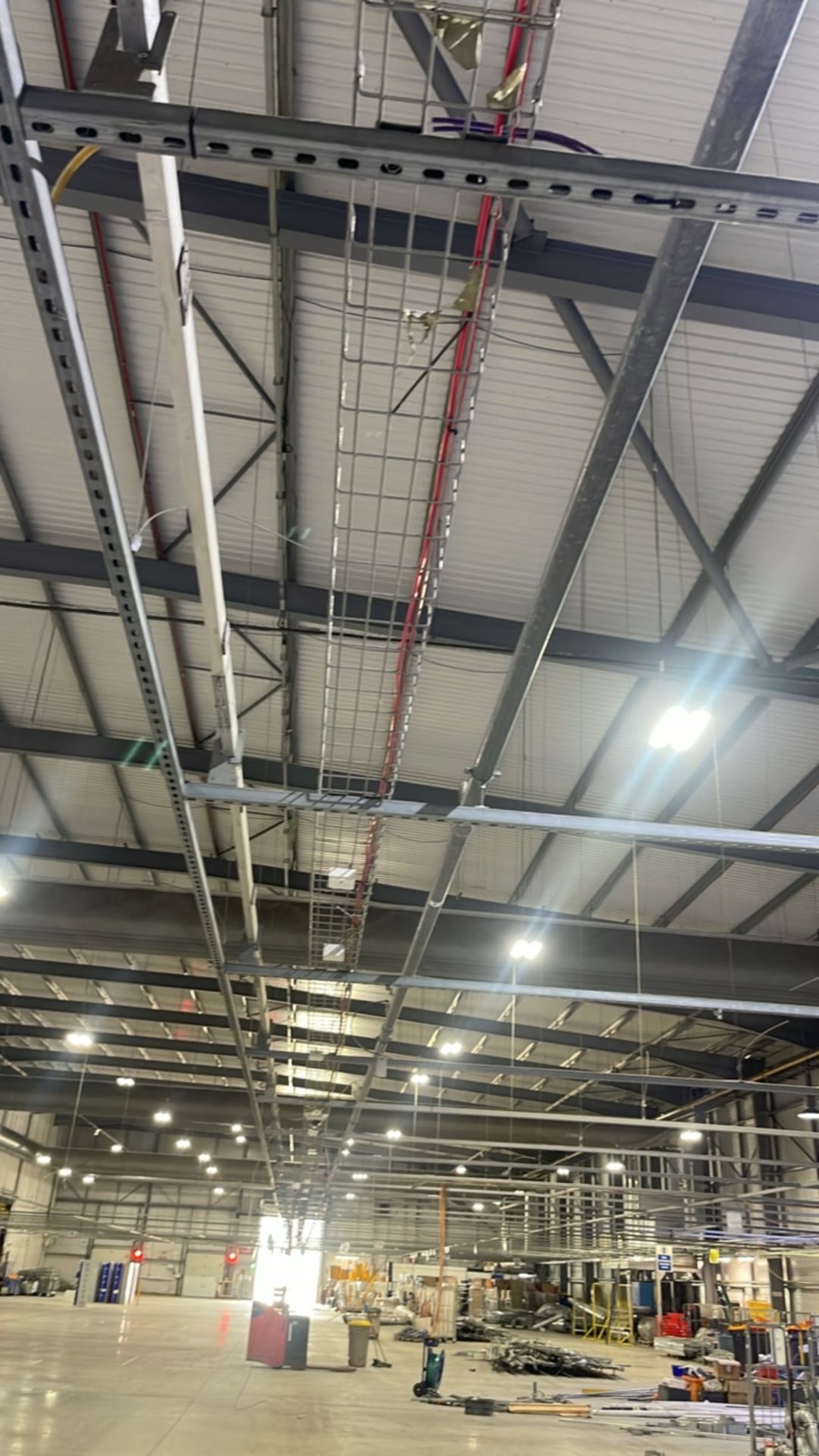 Entire Warehouse Ceiling Of Unistrut 41mm Slotted Channel Pieces - Bild 9 aus 10
