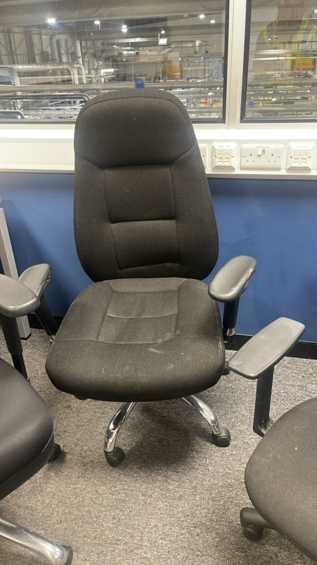 Black Fabric Office Chairs x3 - Image 3 of 4