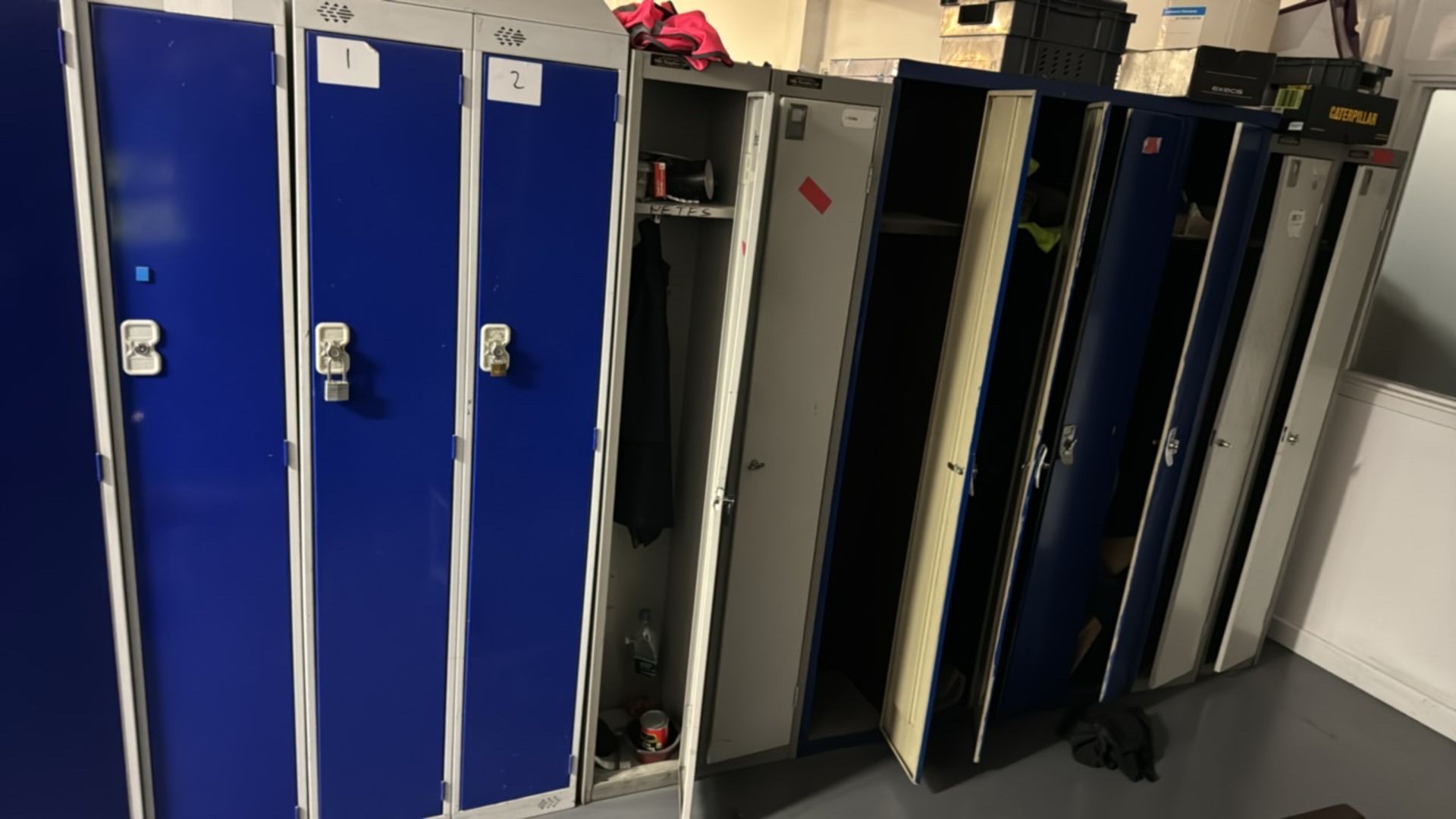 ref 352 - A Run Of 11 Lockers - Bild 3 aus 5