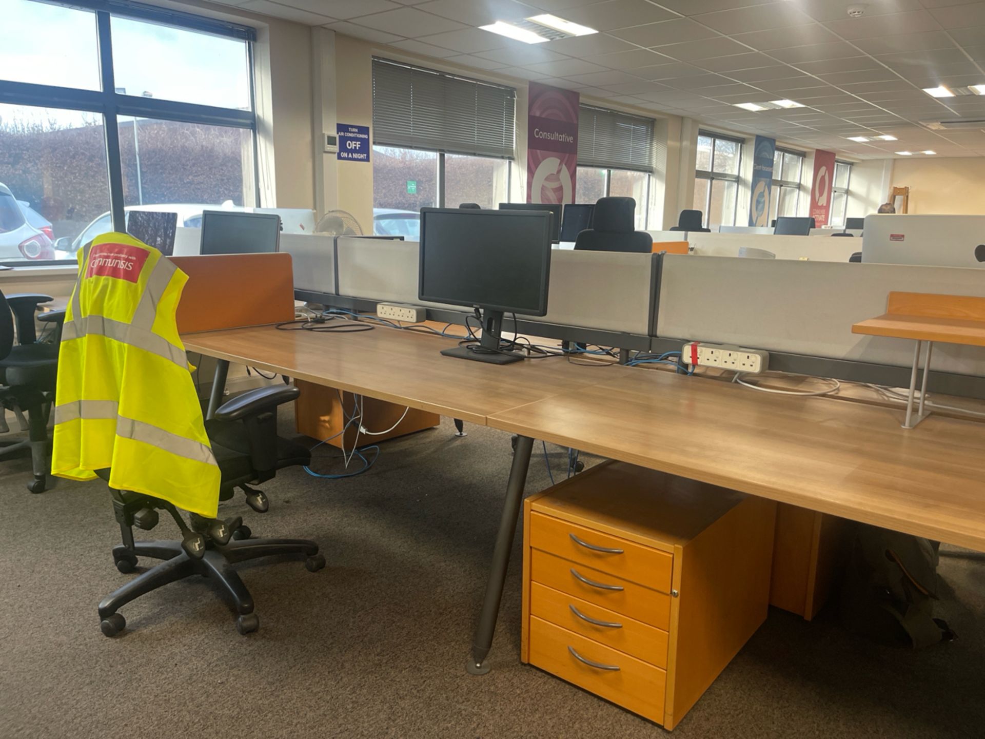 ref 204 - Bank Of 6x Desks With Privacy Dividers