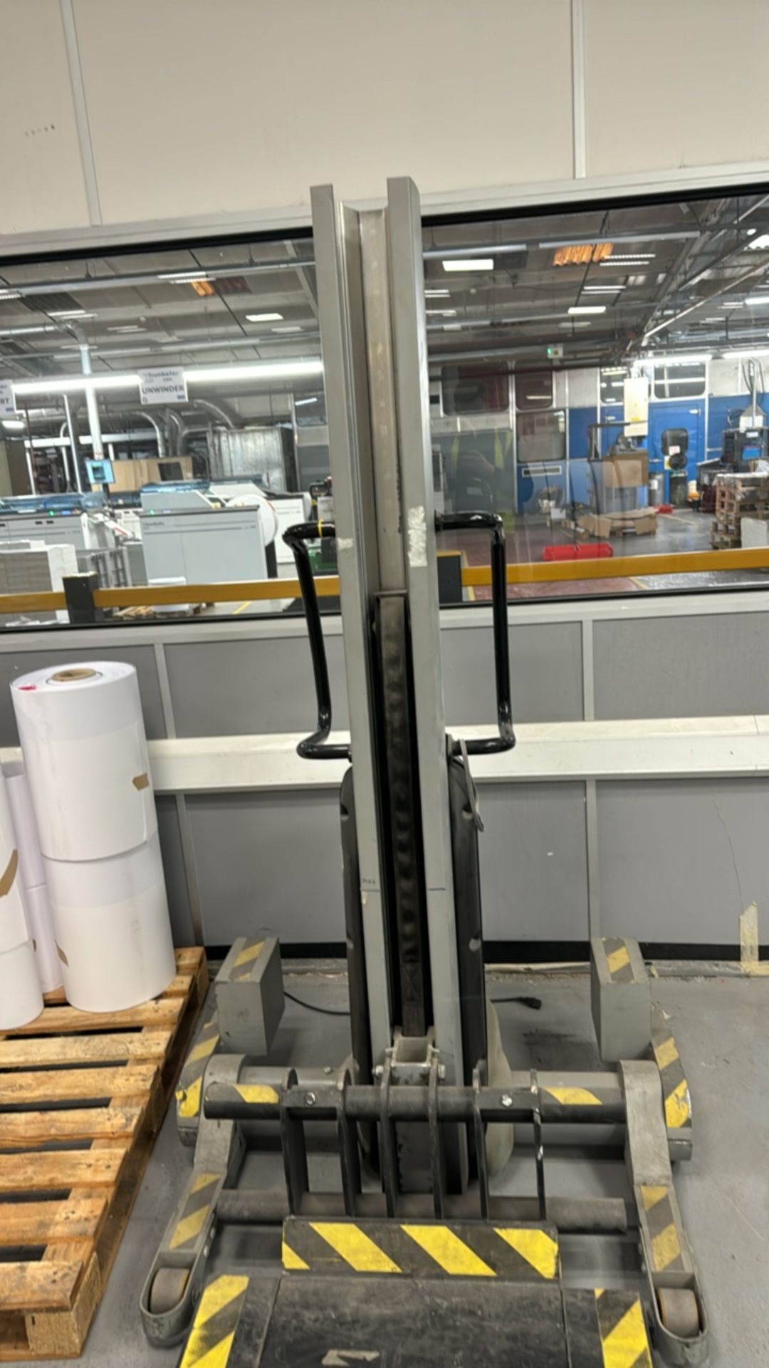 ref 40 - Voyager Electric Handling Lift - Image 3 of 9