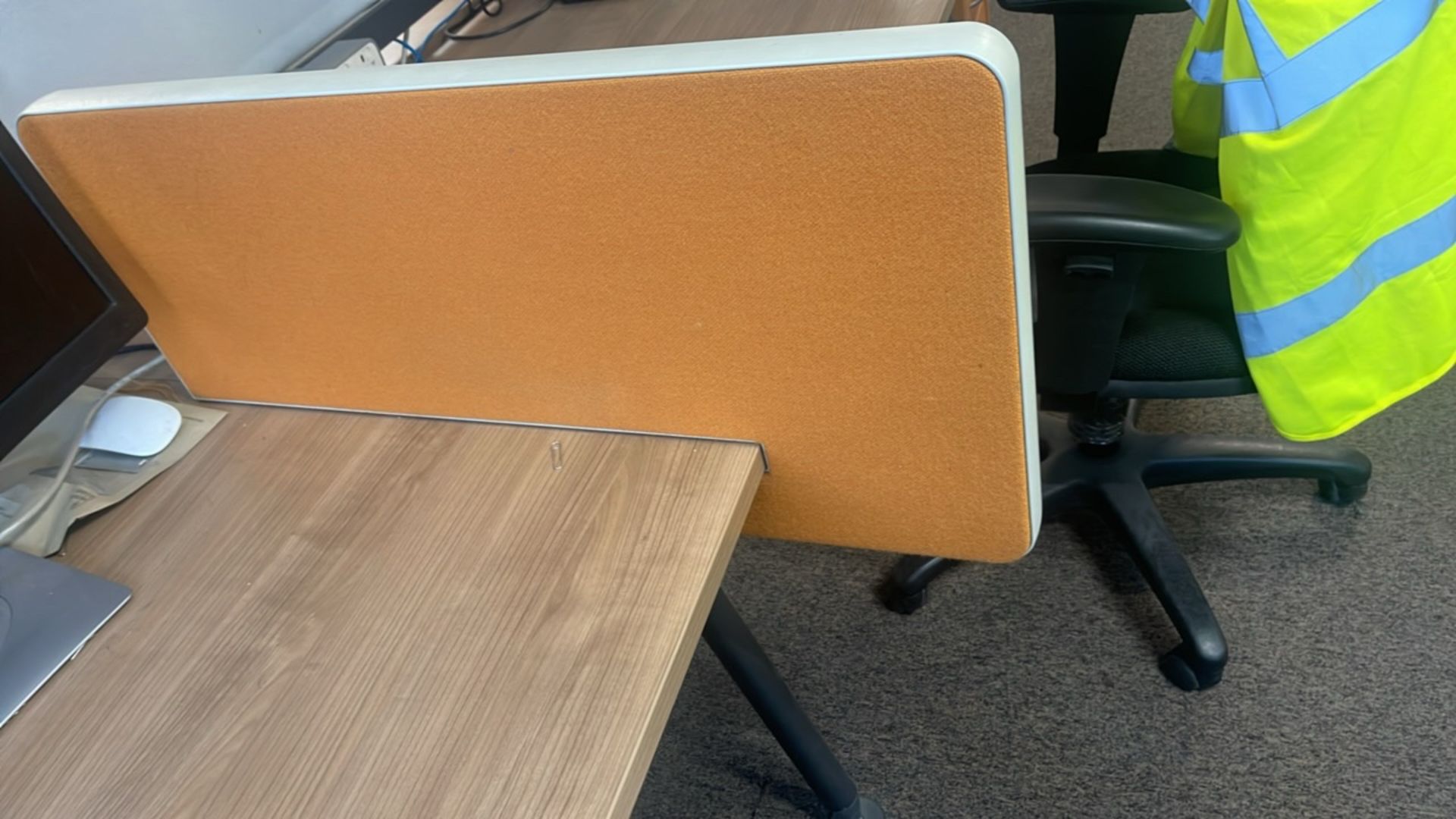 ref 204 - Bank Of 6x Desks With Privacy Dividers - Bild 3 aus 5