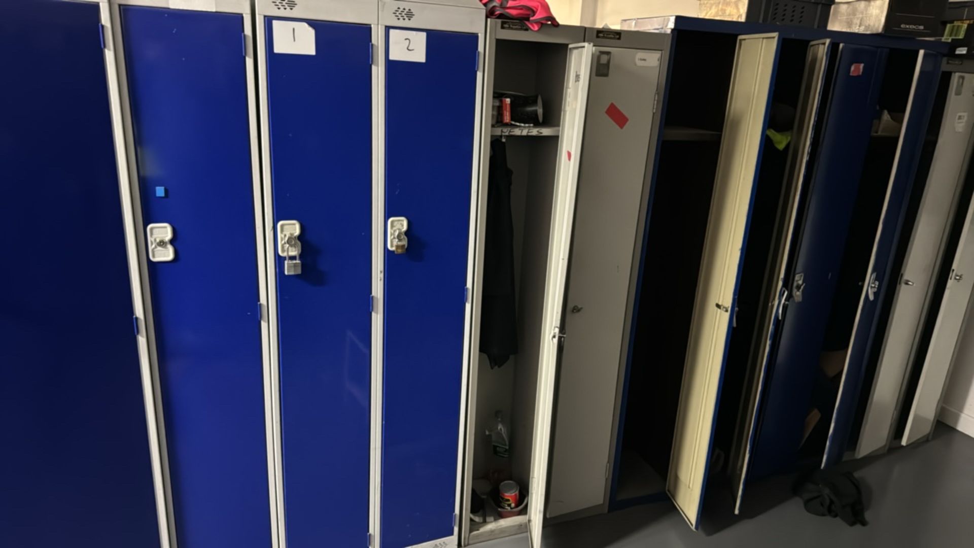 ref 352 - A Run Of 11 Lockers - Bild 2 aus 5