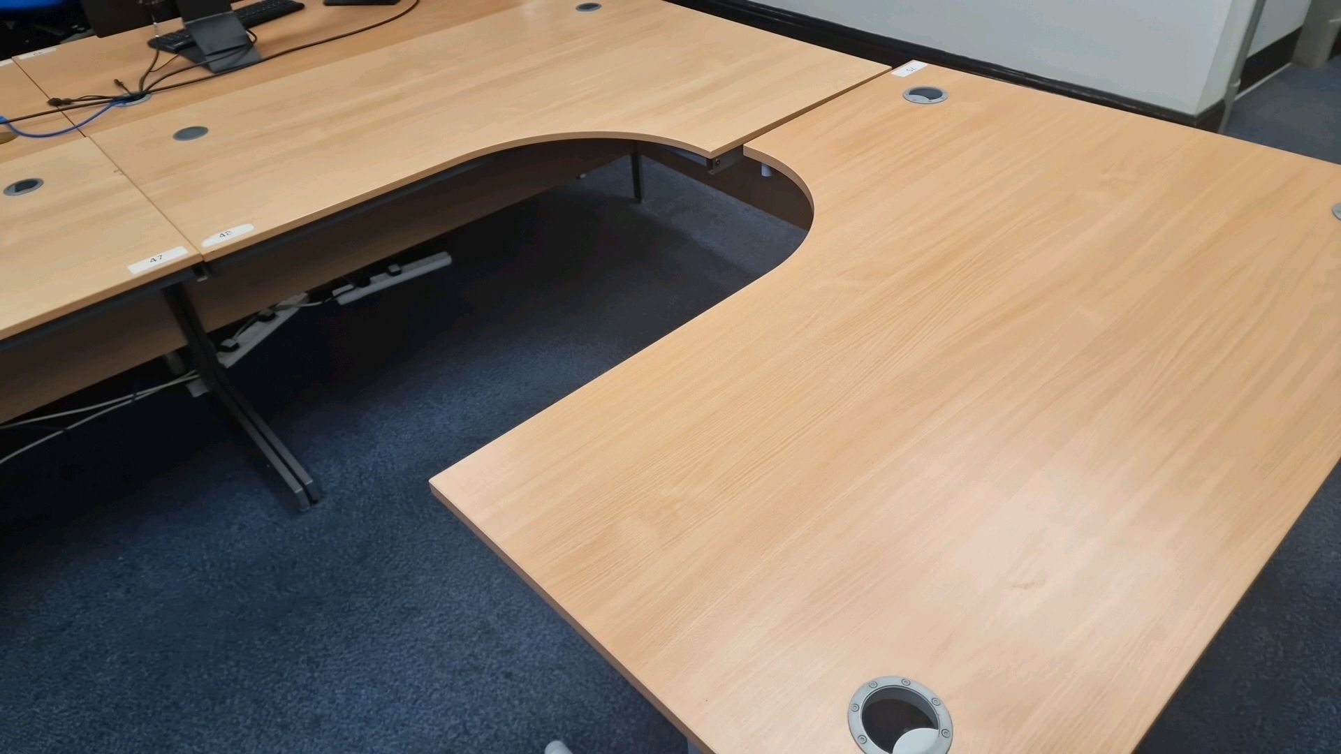 ref 73 - Bank Of 3 Curved Desks - Image 4 of 4