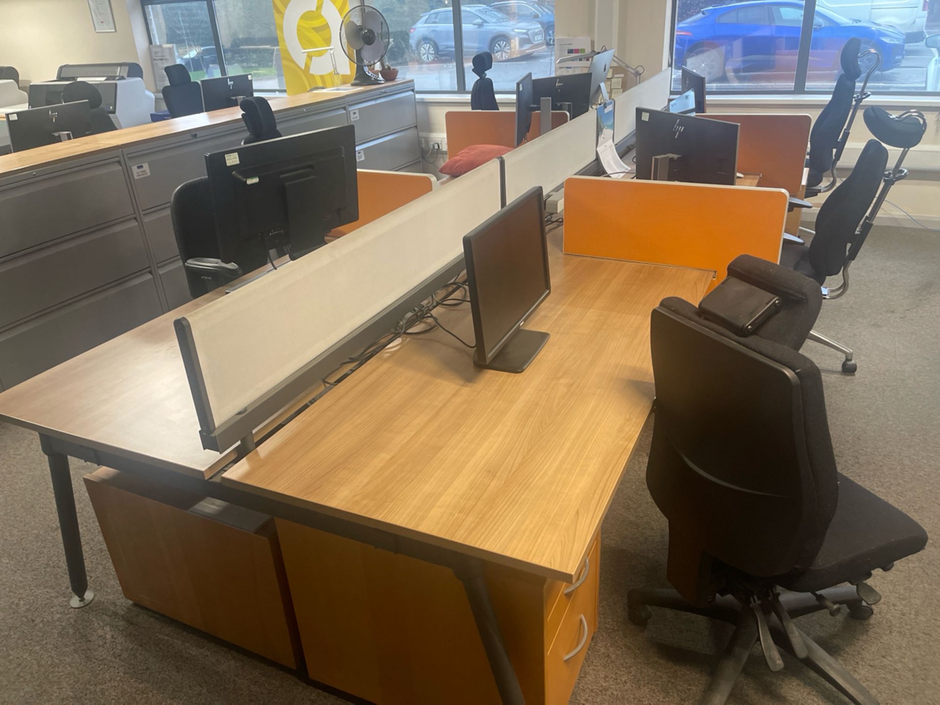 ref 206 - Bank Of 6x Desks With Privacy Dividers