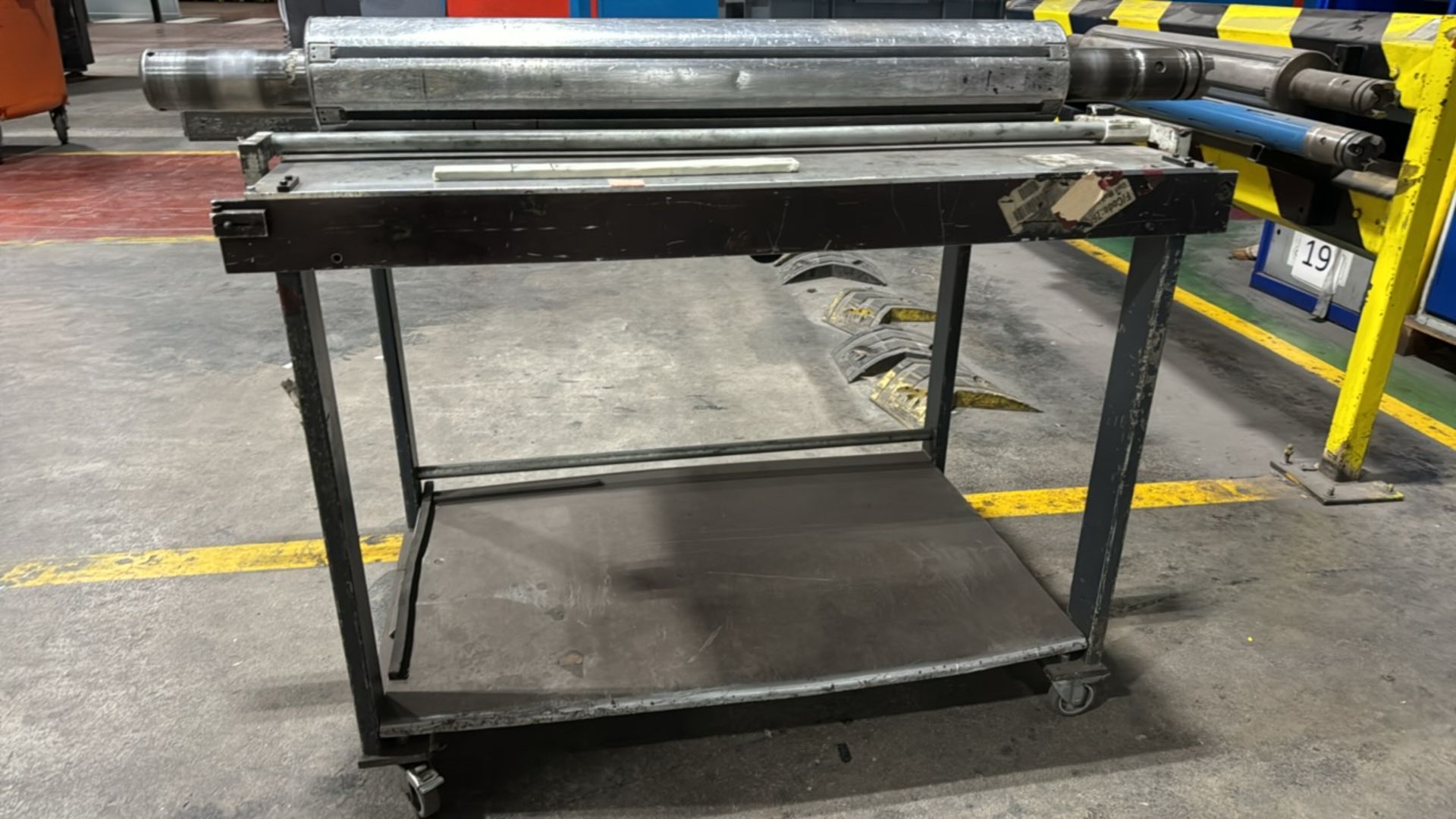 ref 580 - Metal Mobile Work Bench with Vice - Image 2 of 4