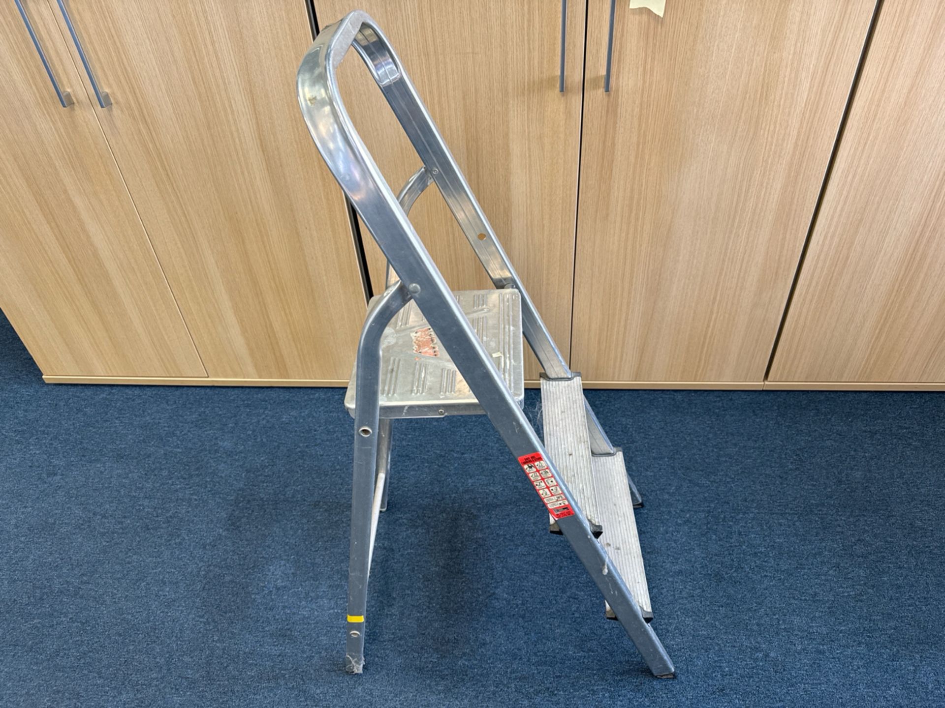 ref 104 - Metal Step Ladder - Image 2 of 3