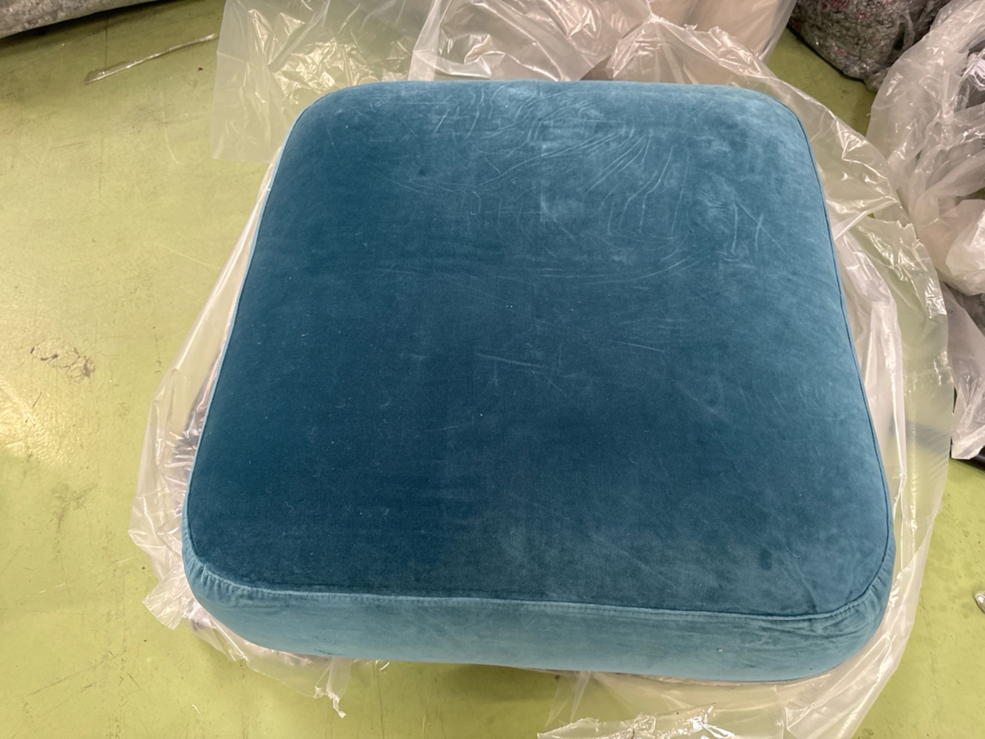 Carmel Medium Square Footstool In Deep Turquoise Cotton Matt Velvet - Bild 2 aus 5