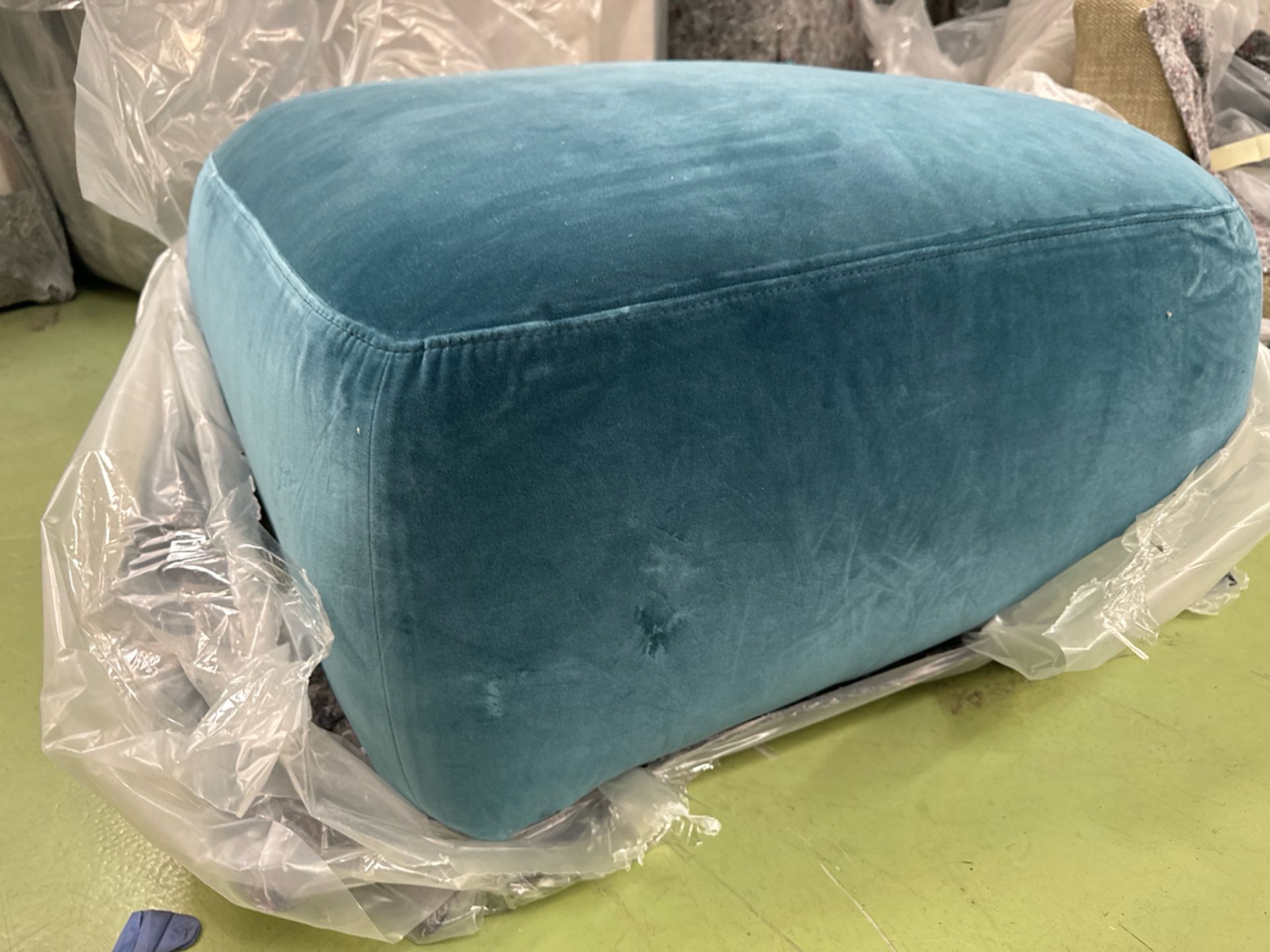 Carmel Medium Square Footstool In Deep Turquoise Cotton Matt Velvet - Bild 3 aus 5