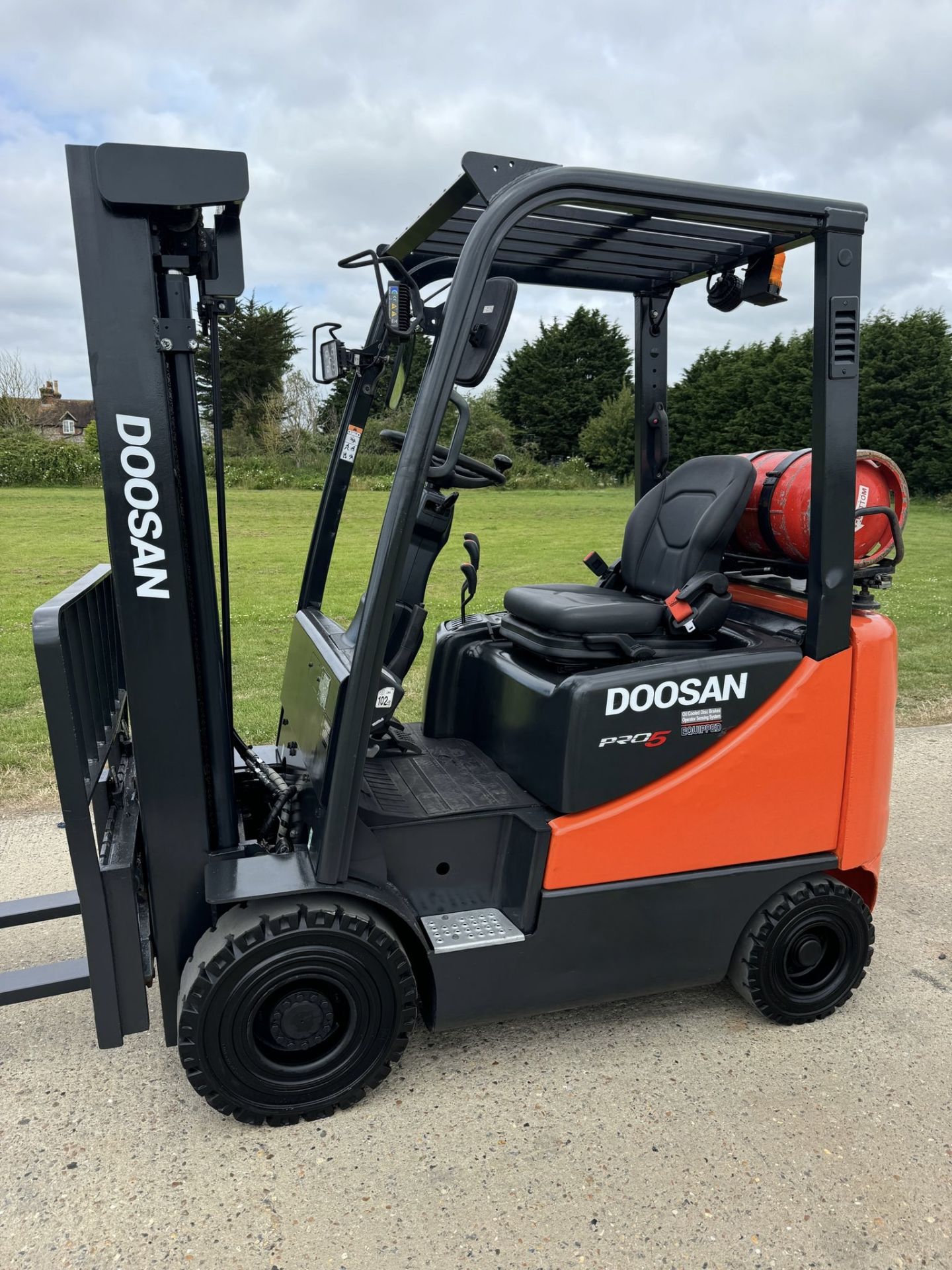 ***RESERVE MET***, 2015 - DOOSAN, Gas Forklift Truck (Triple Mast - Container Spec with Side Shift)