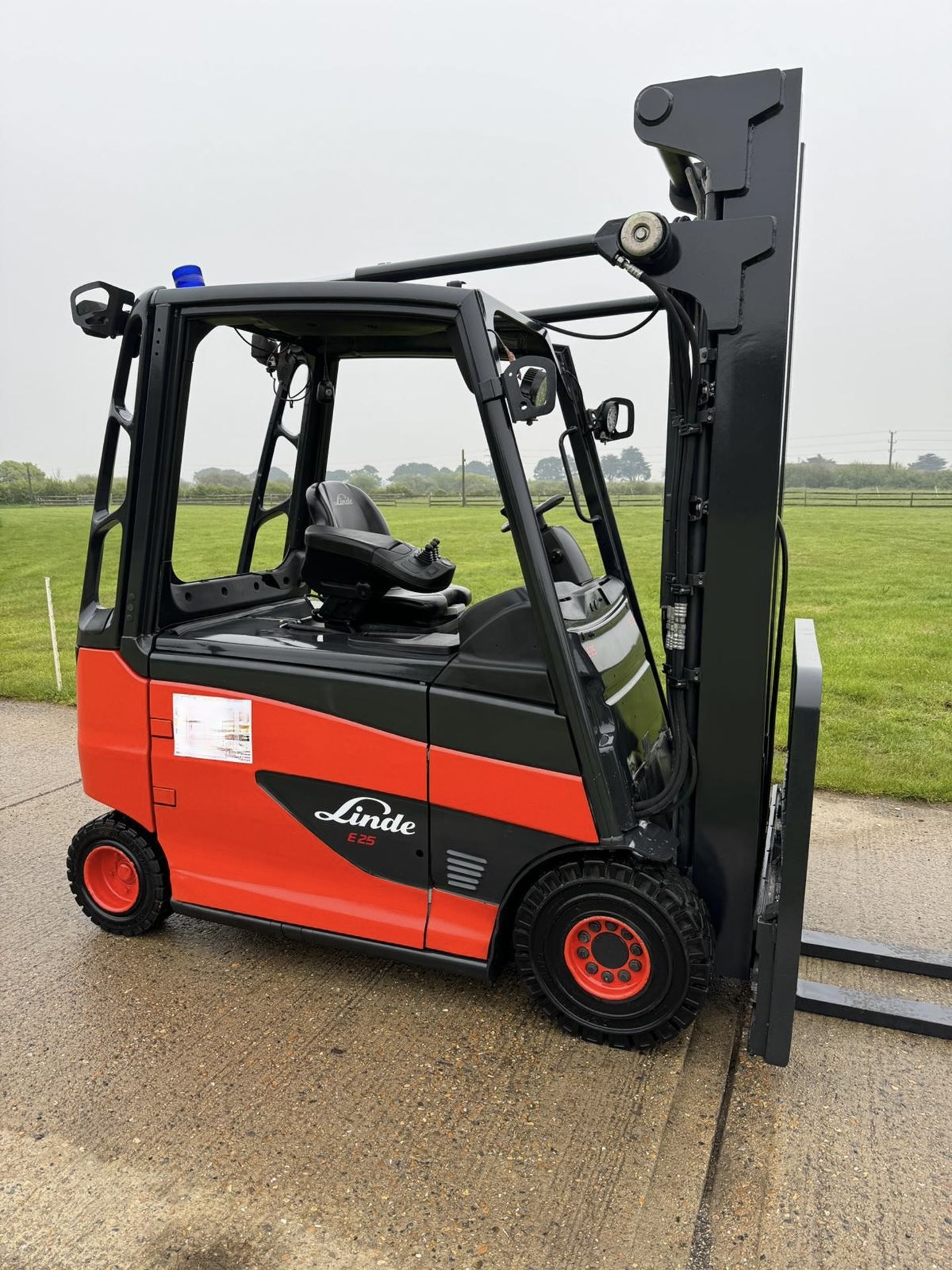 LINDE, 2.5 Tonne Electric Forklift Truck - 5.5 Triple 2.5 Tonne at 600 Load Center - Image 4 of 8