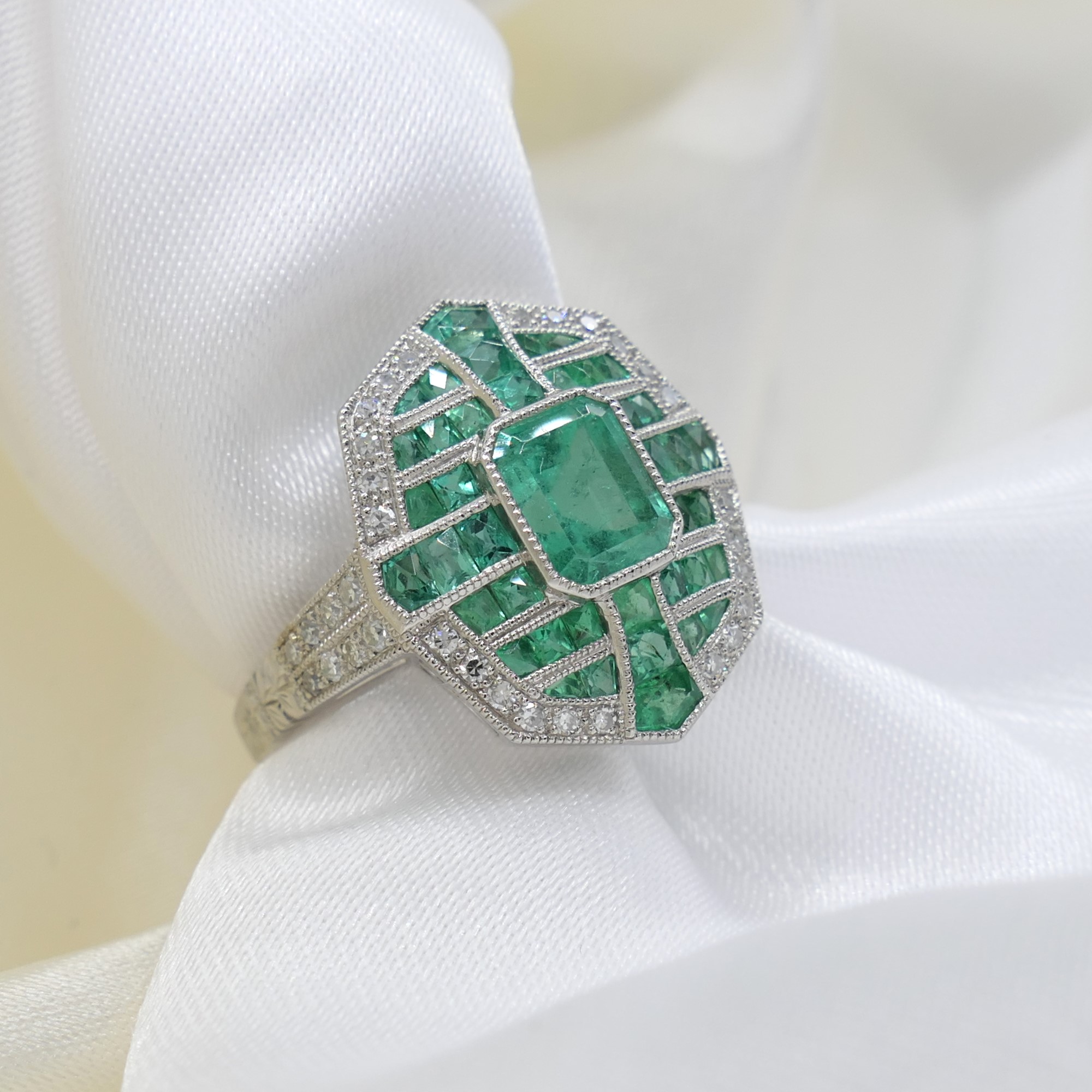 Ornate Platinum Emerald & Diamond Dress Ring - Image 3 of 7