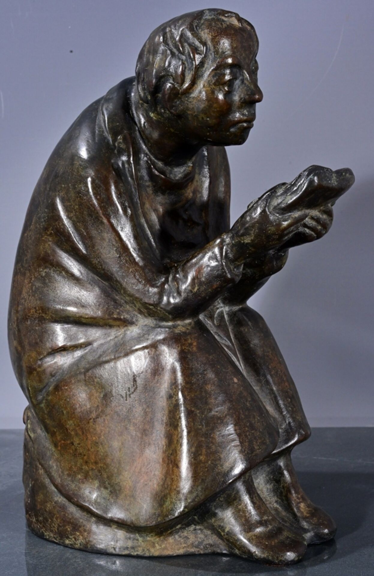 ERNST BARLACH: "DER BUCHLESER", limitierte multiple Bronze, No. 50 von 980 Exemplaren; im Walzaussc - Image 6 of 12