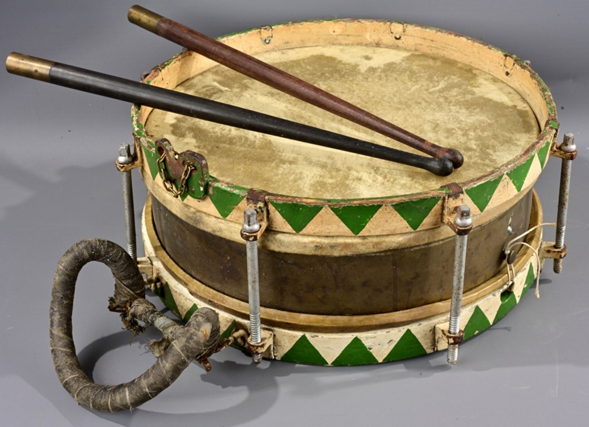 Alte Trommel mit Trommelstöcken/Drumsticks, wohl 1930er/40er Jahre, Durchmesser ca. 43 cm, Stocklän