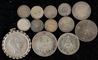 12 antike Silbermünzen, Deutsches Reich bis 1918, 1x als Kettenanhänger gefasst, 1x Krönungsthaler