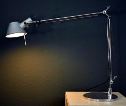 Artemide "TOLOMEO" Lettura Leseleuchte, mehrfach verstellbares Aluminium Gestänge auf rundem Standf