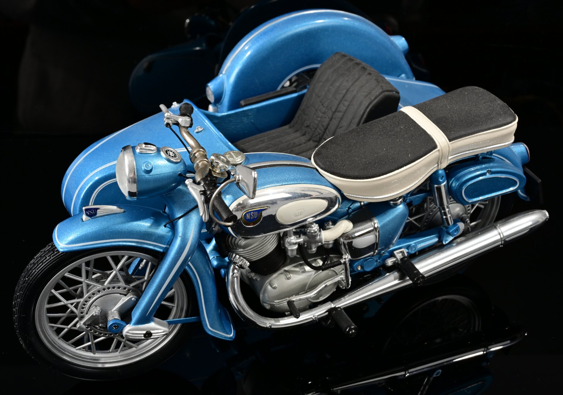 4 x Motorrad mit Beiwagen, Maßstab 1:10, verschiedene Farben und Modelle, 20. / 21. Jahrhundert, sc - Image 8 of 17