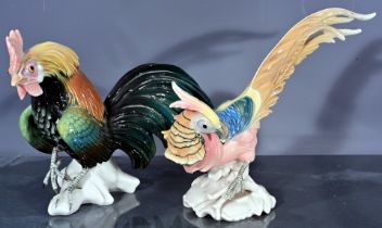 Zwei polychrom staffierte Hühnervögel der Thüringer Porzellanmanufaktur ENS, beide Gefieder unbedeu