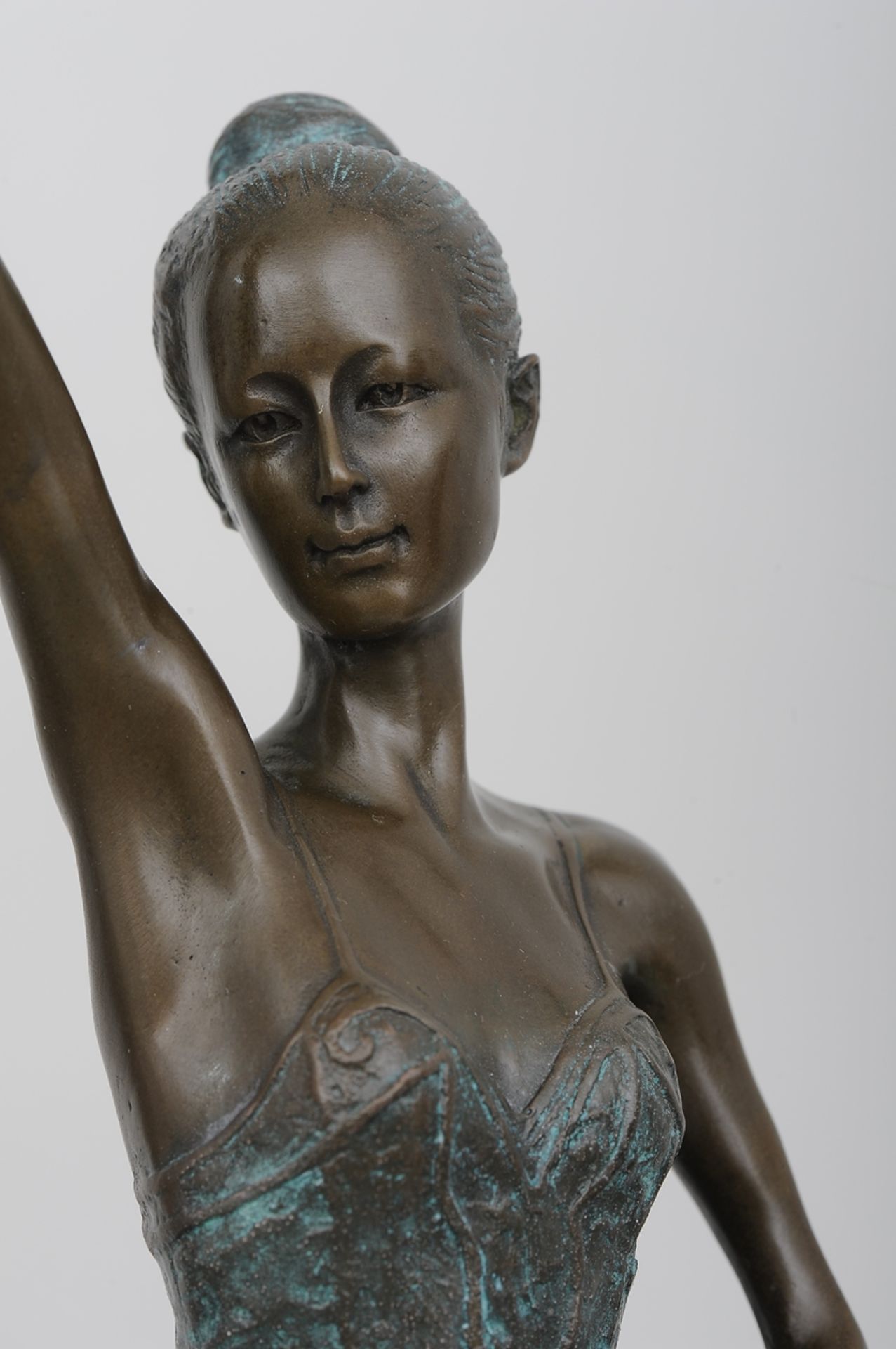 "Ballerina" - ästhetisch gut gelungene, grünlich-braun patinierte Bronzestatuette des späten 20./ A - Bild 9 aus 14