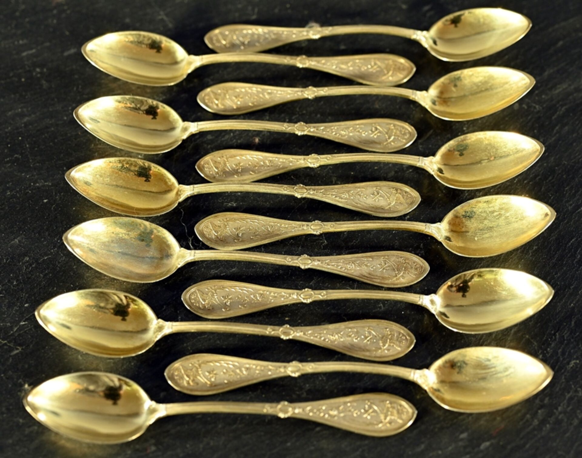 Folge von 12 Tee - oder Mokkalöffeln, 800er Silber, teilvergoldet, das spitzovale Grifffeld mit fl - Image 3 of 7