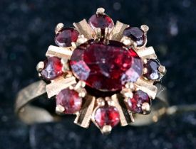 Edler Granatring, 333er Gelbgold, 56er Ringgröße; schöner, getragener - vollständig besetzter Erhal