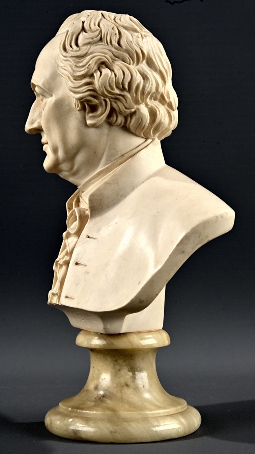 "Johann Wolfgang von Goethe" - Büste auf profiliertem, rundem Natursteinsockel, 20./21. Jhdt., Höhe - Image 5 of 8