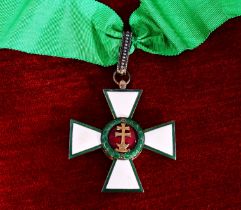 Ungarischer Verdienstorden, Kommandeurskreuz am Band in original Etui, Silber vergoldet und emailli
