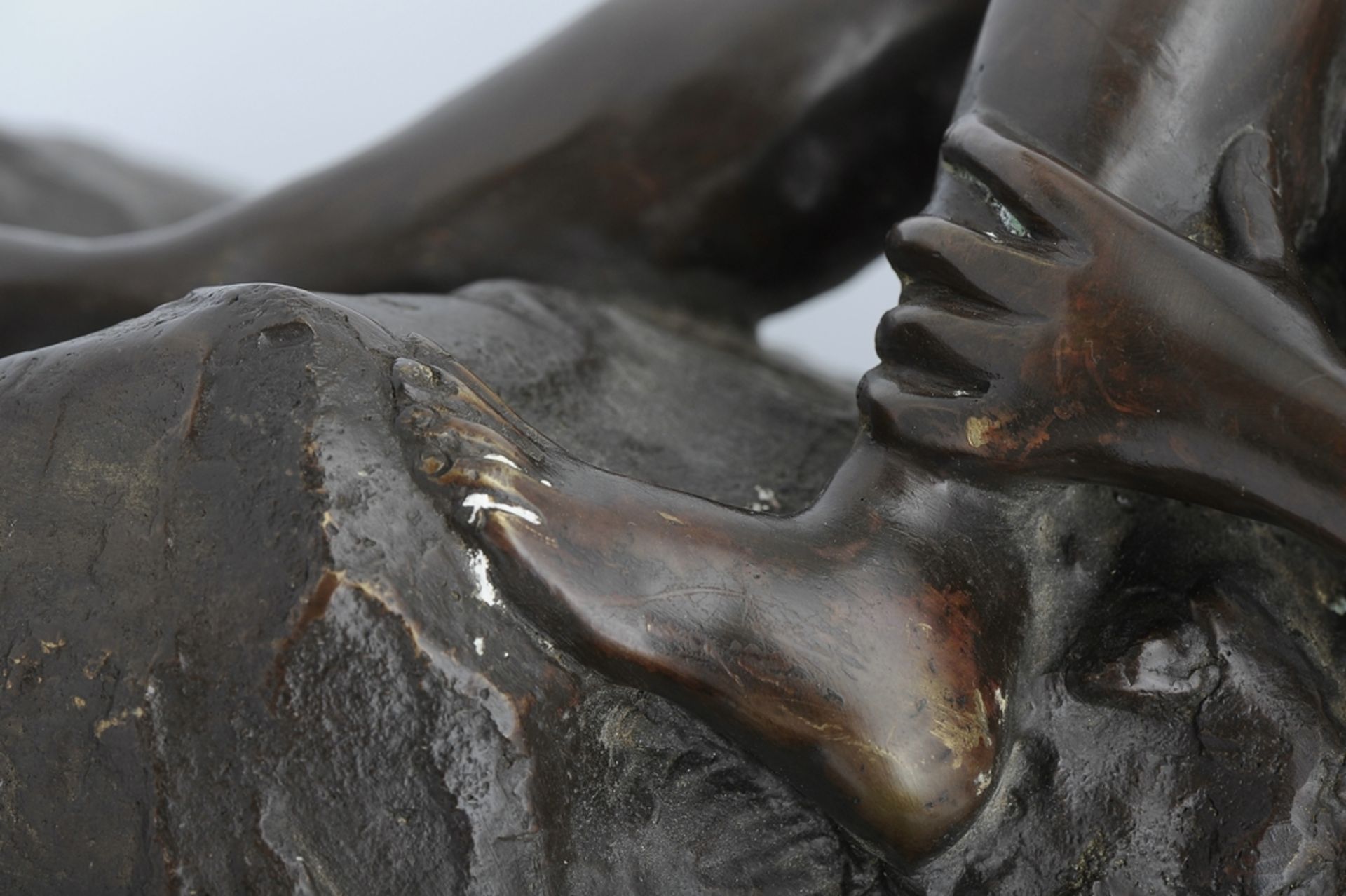 "Engelfigur auf Felssockel", großer, dunkel patinierter, zeitgenössischer Bronzeguss in historisier - Bild 5 aus 15