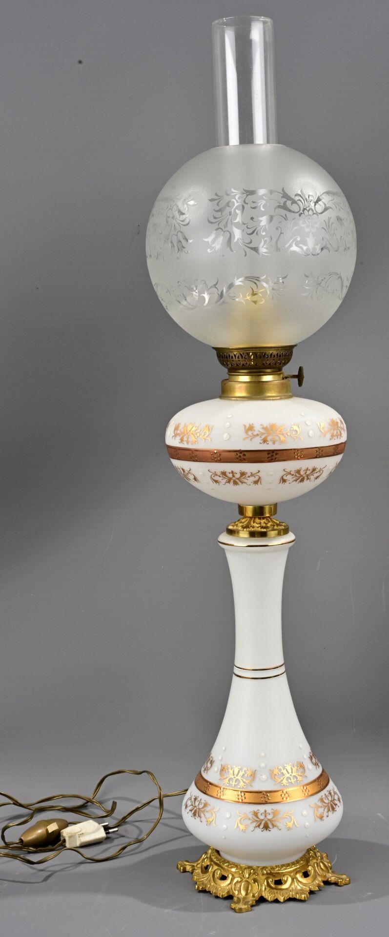 Ältere Tischlampe, optisch in Form einer Petroleumlampe, ältere, zweiadrige Elektrifizierung, ungep - Bild 2 aus 8