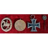Vierteiliges Konvolut verschiedener Orden und Abzeichen des 1. Weltkriegs. Bestehend aus: Eisernes