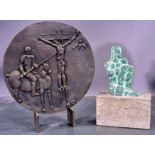 "Kreuzigung Christi", Bronzerelief auf Stand mit Lanzenstich des Hauptmanns Longinus, multiple Bron