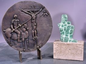 "Kreuzigung Christi", Bronzerelief auf Stand mit Lanzenstich des Hauptmanns Longinus, multiple Bron