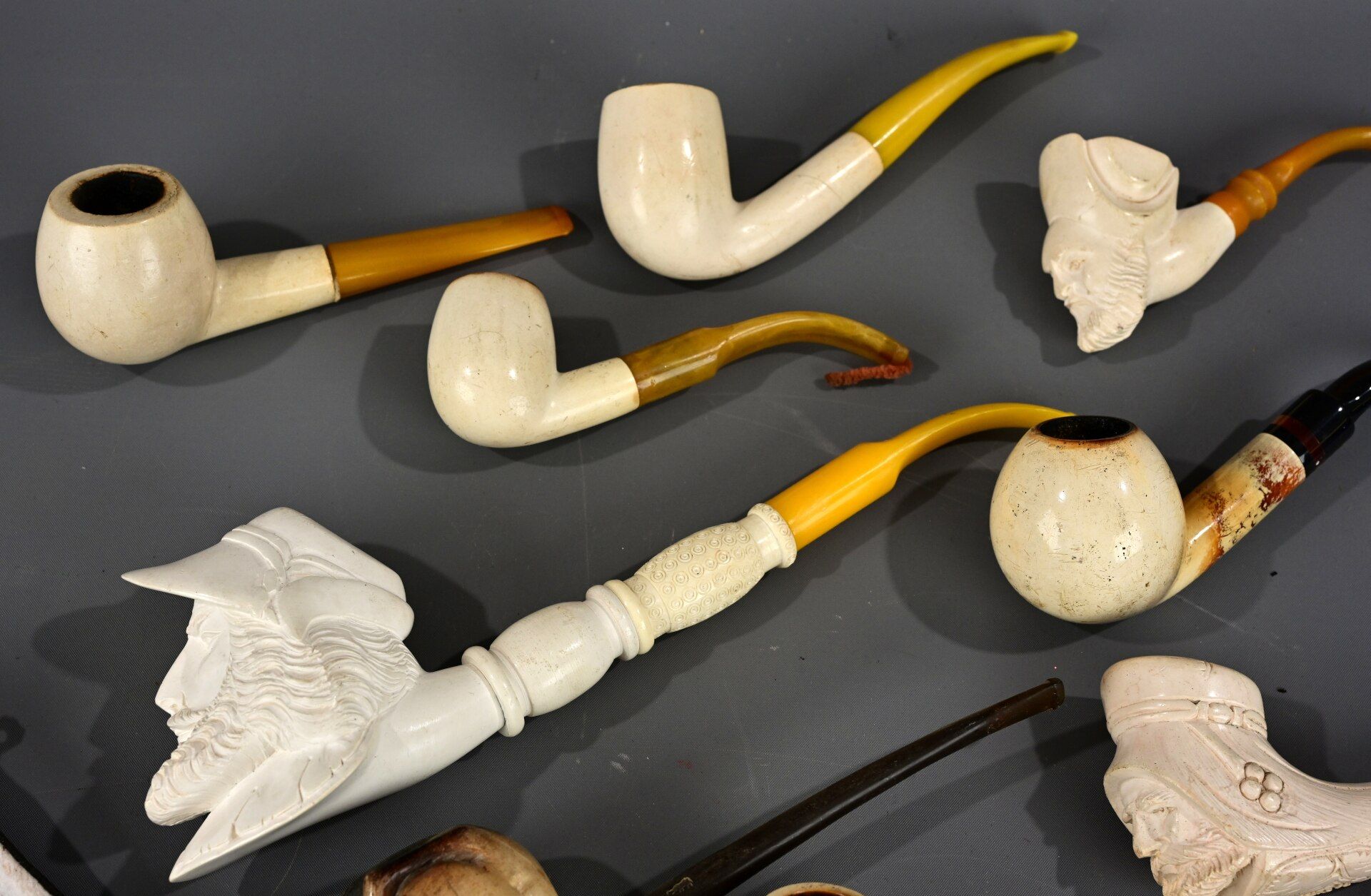 14 teilige Sammlung verschiedener Pfeifen, 2x in original Etui, überwiegend "Meerschaum" - Pfeifenk - Image 6 of 8