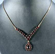 Prächtiges Granat - Collier mit V - förmigem Anhänger und blütenförmigem, beweglichem Abschluss, v